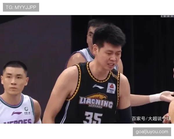 背身单打规则解析：什么动作算进攻犯规？